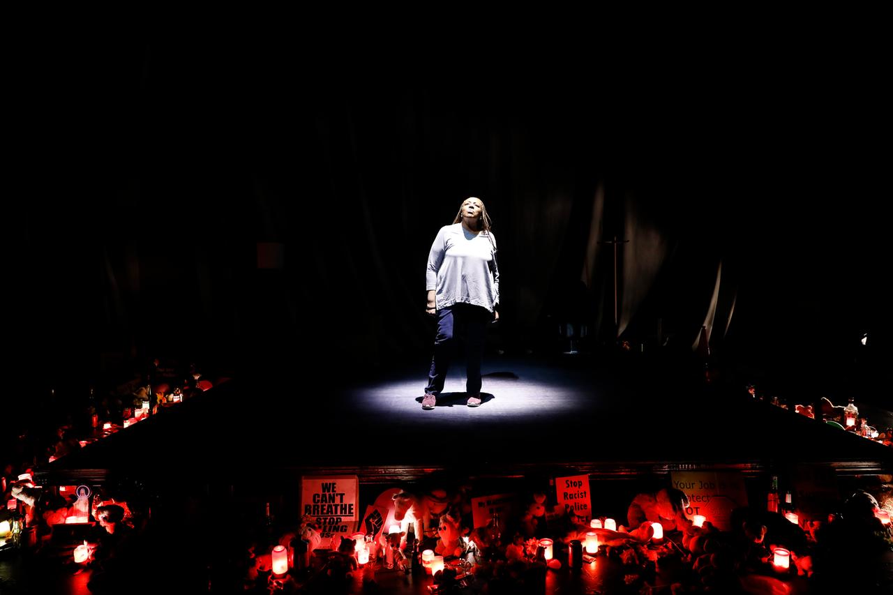 Bühnenbild einer Person im Lichtkegel Bühnenbild einer Person im Lichtkegel