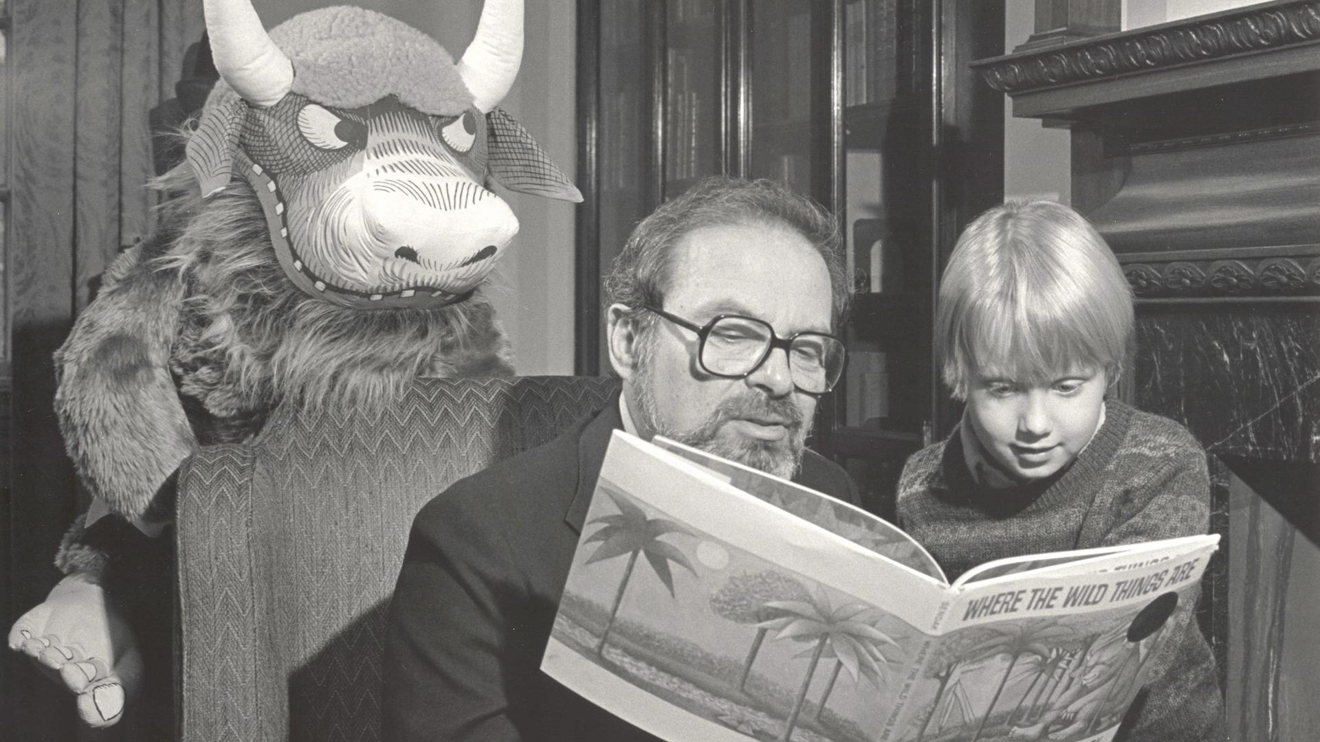 Der Kinderbuchautor Maurice Sendak 1985 in der Rosenbach Library, Philadelphia vorlesend aus seinem größten Erfolg - "Wo die wilden Kerle wohnen" Der Kinderbuchautor Maurice Sendak 1985 in der Rosenbach Library, Philadelphia vorlesend aus seinem größten Erfolg - "Wo die wilden Kerle wohnen"
