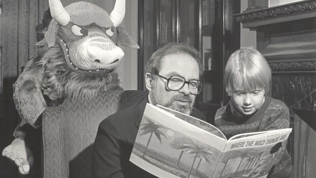 Der Kinderbuchautor Maurice Sendak  1985 in der Rosenbach Library, Philadelphia vorlesend aus seinem größten Erfolg -  "Wo die wilden Kerle wohnen"