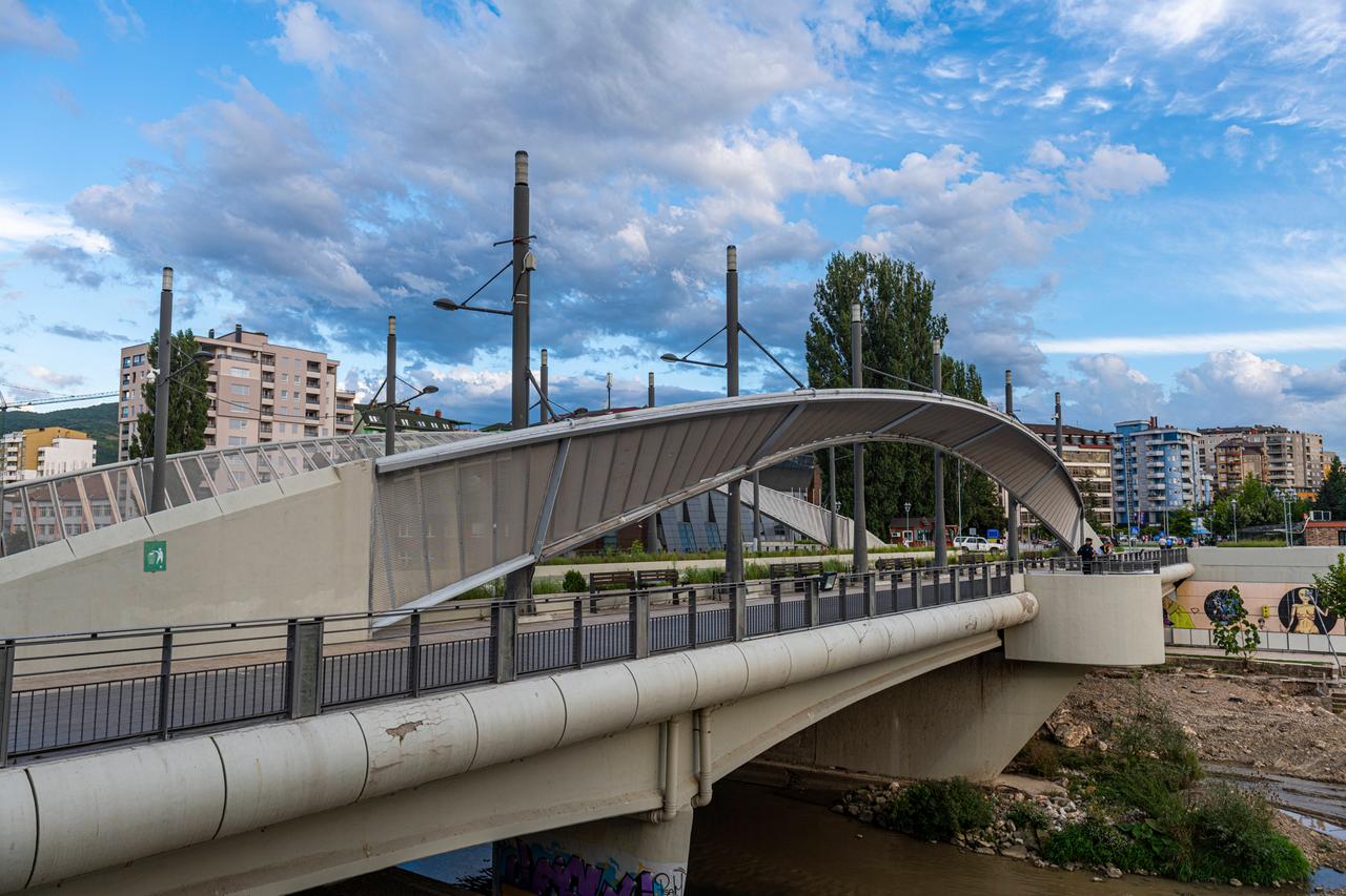 Brücke über den Fluss Ibar in Mitrovica, der den serbischen vom albanischen Teil der Stadt trennt. Brücke über den Fluss Ibar in Mitrovica, der den serbischen vom albanischen Teil der Stadt trennt.
