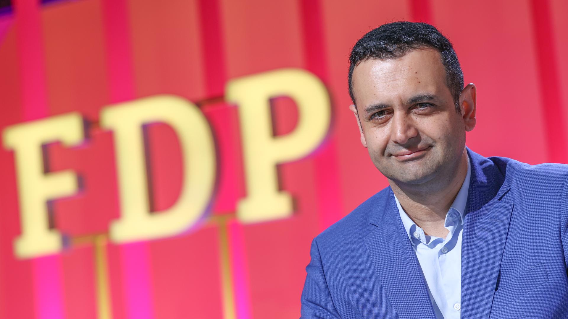 Zu sehen ist Bijan Djir-Sarai, der FDP-Generalsekretär, beim Bundesparteitag seiner Partei in Berlin. Zu sehen ist Bijan Djir-Sarai, der FDP-Generalsekretär, beim Bundesparteitag seiner Partei in Berlin.
