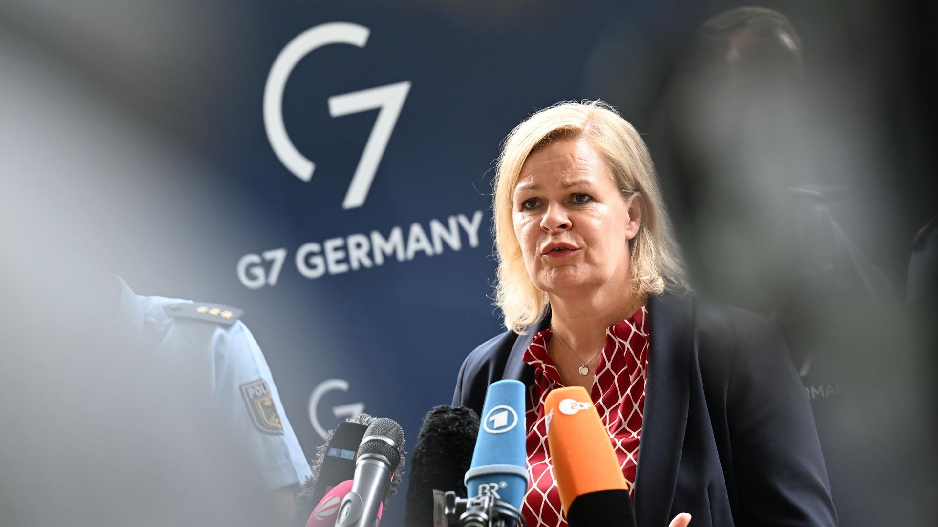 Bayern, Garmisch-Partenkirchen: Bundesinnenministerin Nancy Faeser (SPD) gibt nach ihrem Besuch der Polizeiführung der Bundespolizei im Rahmen des G7 Gipfels ein Pressestatement. Bayern, Garmisch-Partenkirchen: Bundesinnenministerin Nancy Faeser (SPD) gibt nach ihrem Besuch der Polizeiführung der Bundespolizei im Rahmen des G7 Gipfels ein Pressestatement.