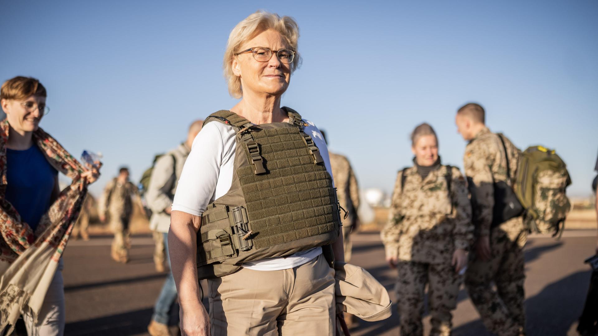 Christine Lambrecht (SPD), Verteidigungsministerin, geht mit Schutzweste zu einem A400M Transportflugzeugs der Bundeswehr zum Flug von Gao nach Niamey im Niger. Christine Lambrecht (SPD), Verteidigungsministerin, geht mit Schutzweste zu einem A400M Transportflugzeugs der Bundeswehr zum Flug von Gao nach Niamey im Niger.
