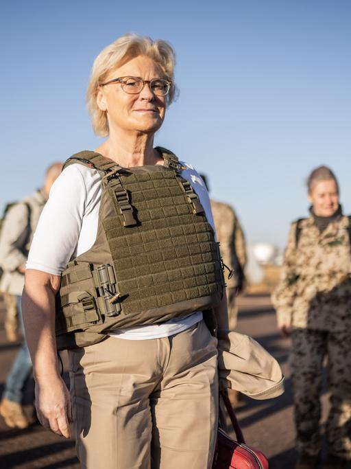 Christine Lambrecht (SPD), Verteidigungsministerin, geht mit Schutzweste zu einem A400M Transportflugzeugs der Bundeswehr zum Flug von Gao nach Niamey im Niger.
