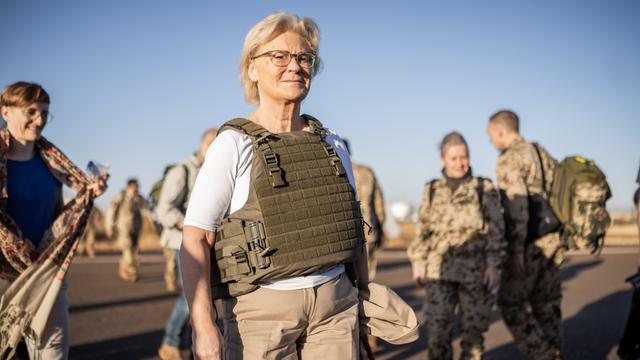 Christine Lambrecht (SPD), Verteidigungsministerin, geht mit Schutzweste zu einem A400M Transportflugzeugs der Bundeswehr zum Flug von Gao nach Niamey im Niger.