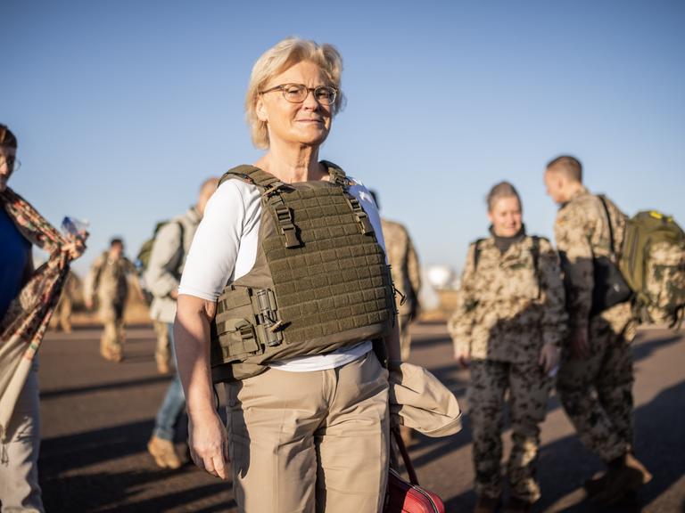 Christine Lambrecht (SPD), Verteidigungsministerin, geht mit Schutzweste zu einem A400M Transportflugzeugs der Bundeswehr zum Flug von Gao nach Niamey im Niger.