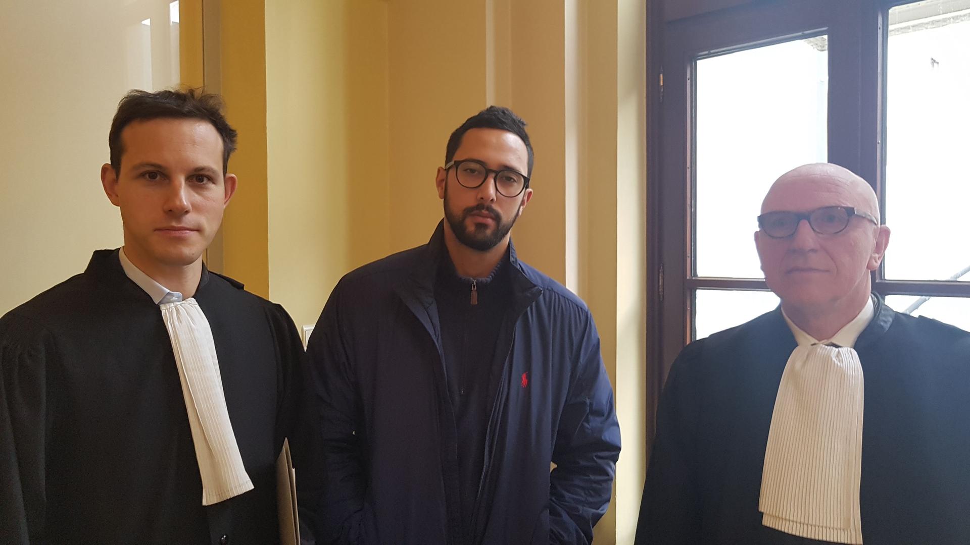 Der Rapper Valtonyc steht zwischen seinen Anwälten Der Rapper Valtonyc steht zwischen seinen Anwälten