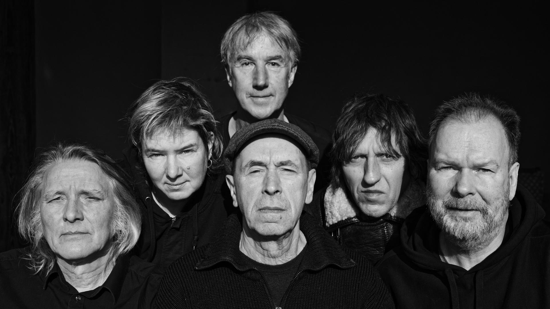 Foto der Band Fehlfarben 2022: Vor schwarzem Hintergrund sind die Köpfe der Musiker abgebildet. Foto der Band Fehlfarben 2022: Vor schwarzem Hintergrund sind die Köpfe der Musiker abgebildet.