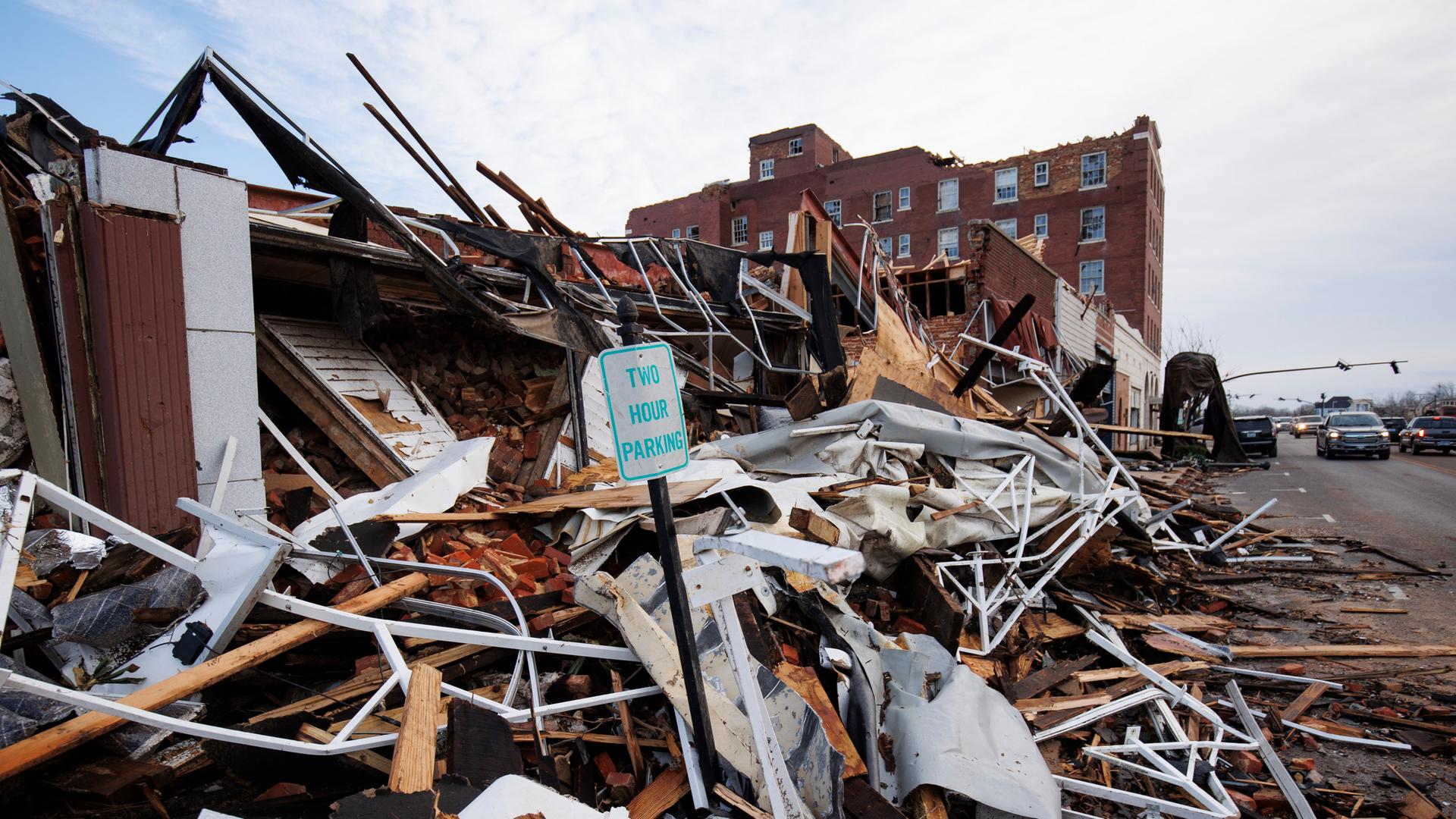 Schwere Schäden sind in der Innenstadt Mayfield im Bundesstaat Kentucky zu sehen, nachdem ein Tornado über das Gebiet gefegt ist. Schwere Schäden sind in der Innenstadt Mayfield im Bundesstaat Kentucky zu sehen, nachdem ein Tornado über das Gebiet gefegt ist.