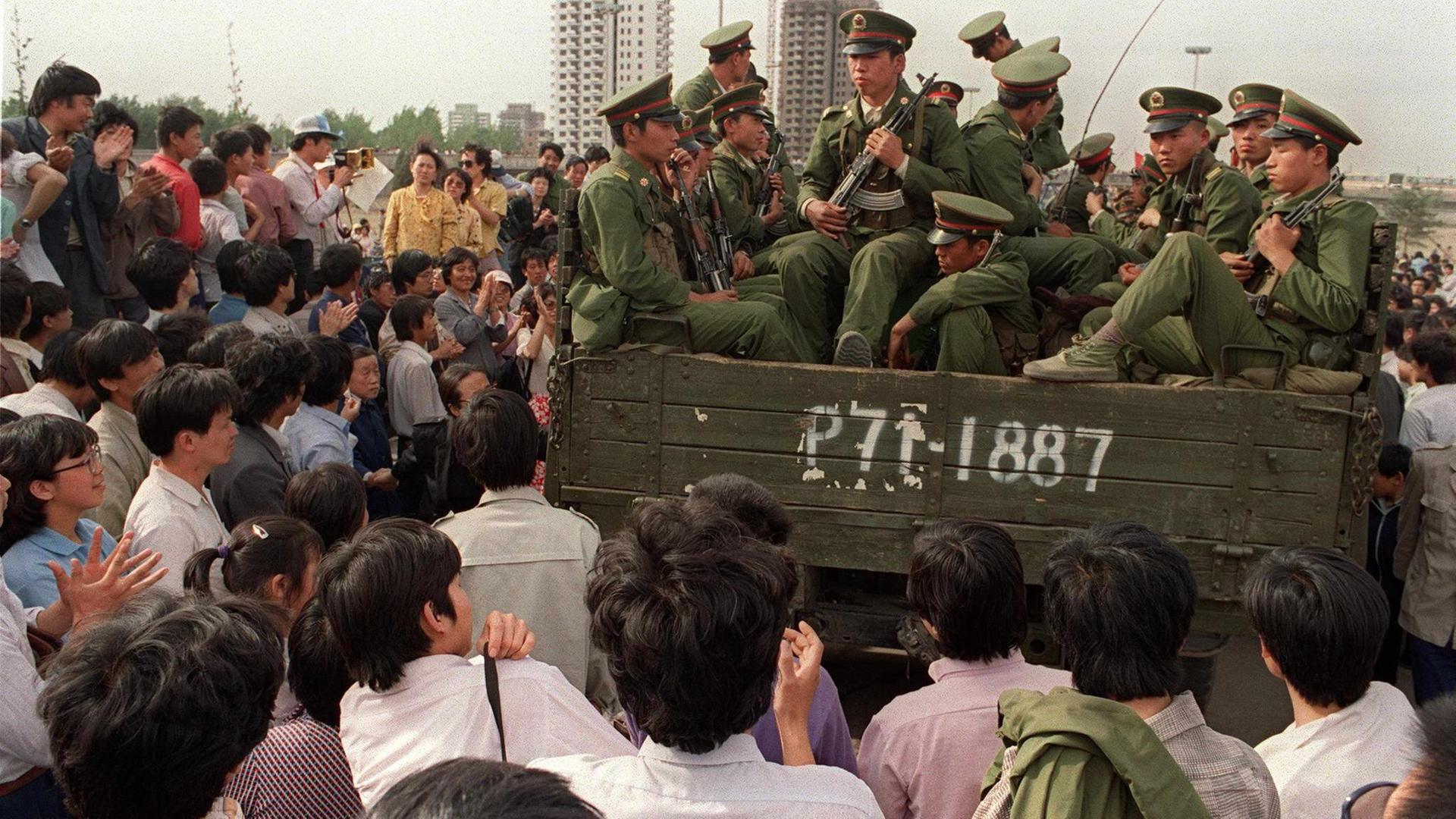 Demonstranten auf dem Tiananmen-Platz umringen einen Panzer mit Soldaten der Volksbefreiungsarmee. Demonstranten auf dem Tiananmen-Platz umringen einen Panzer mit Soldaten der Volksbefreiungsarmee.