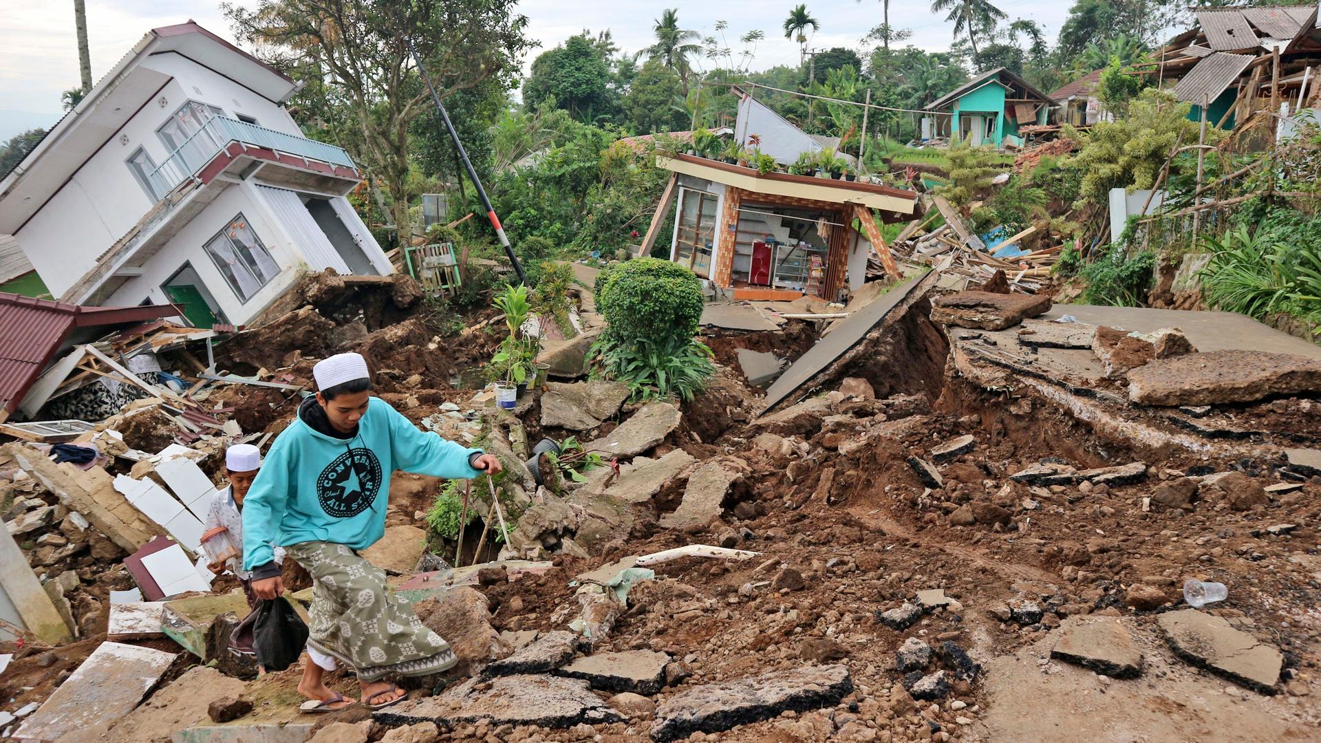 Das Bild zeigt zerstörte Häuser nach einem Erdbeben in Indonesien. Das Bild zeigt zerstörte Häuser nach einem Erdbeben in Indonesien.