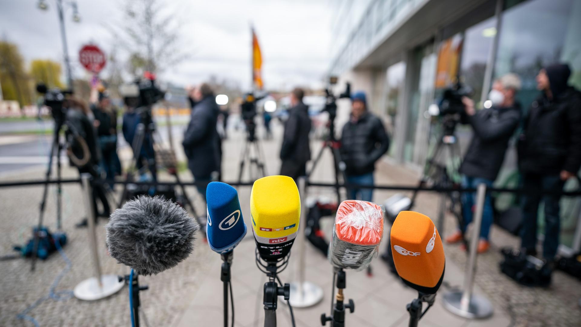 Die Mikrofone verschiedener TV-Sender, darunter ARD und ZDF Die Mikrofone verschiedener TV-Sender, darunter ARD und ZDF
