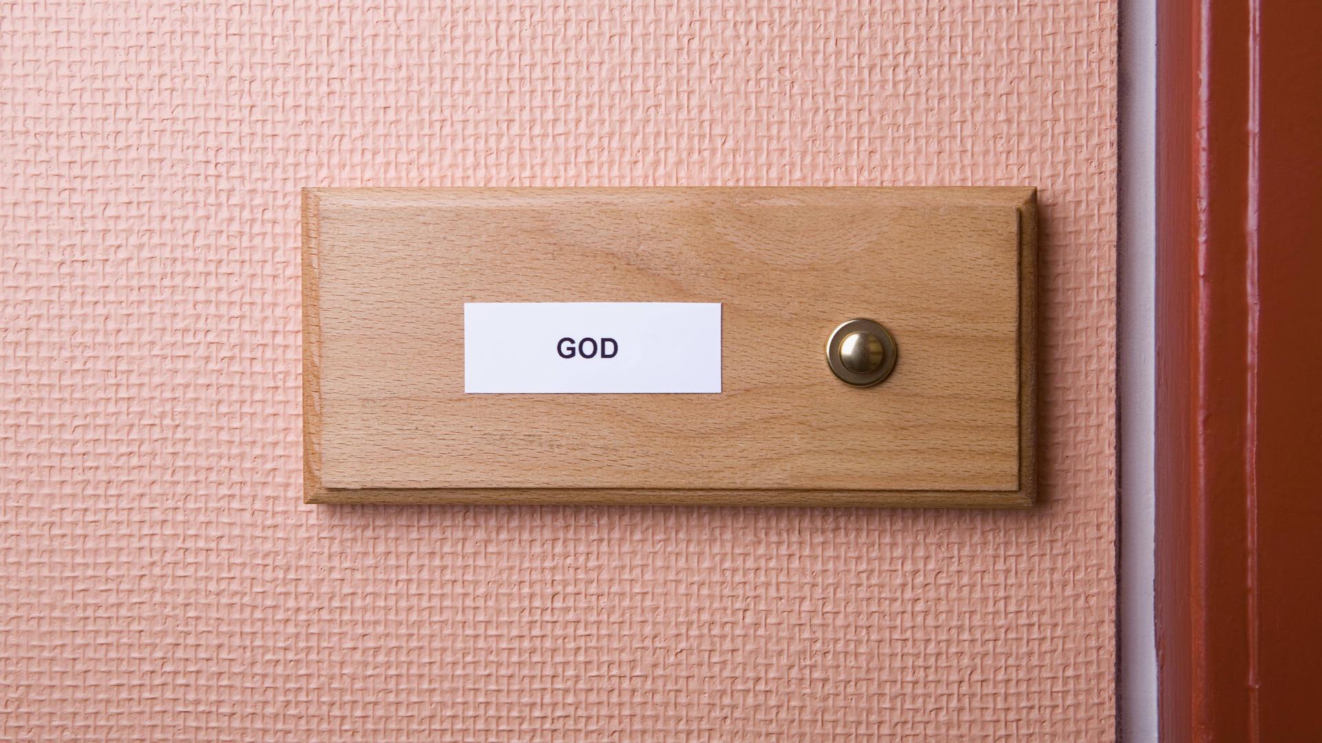 Der Name "God" steht auf einem Klingelschild. Der Name "God" steht auf einem Klingelschild.