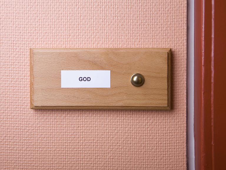 Der Name "God" steht auf einem Klingelschild.