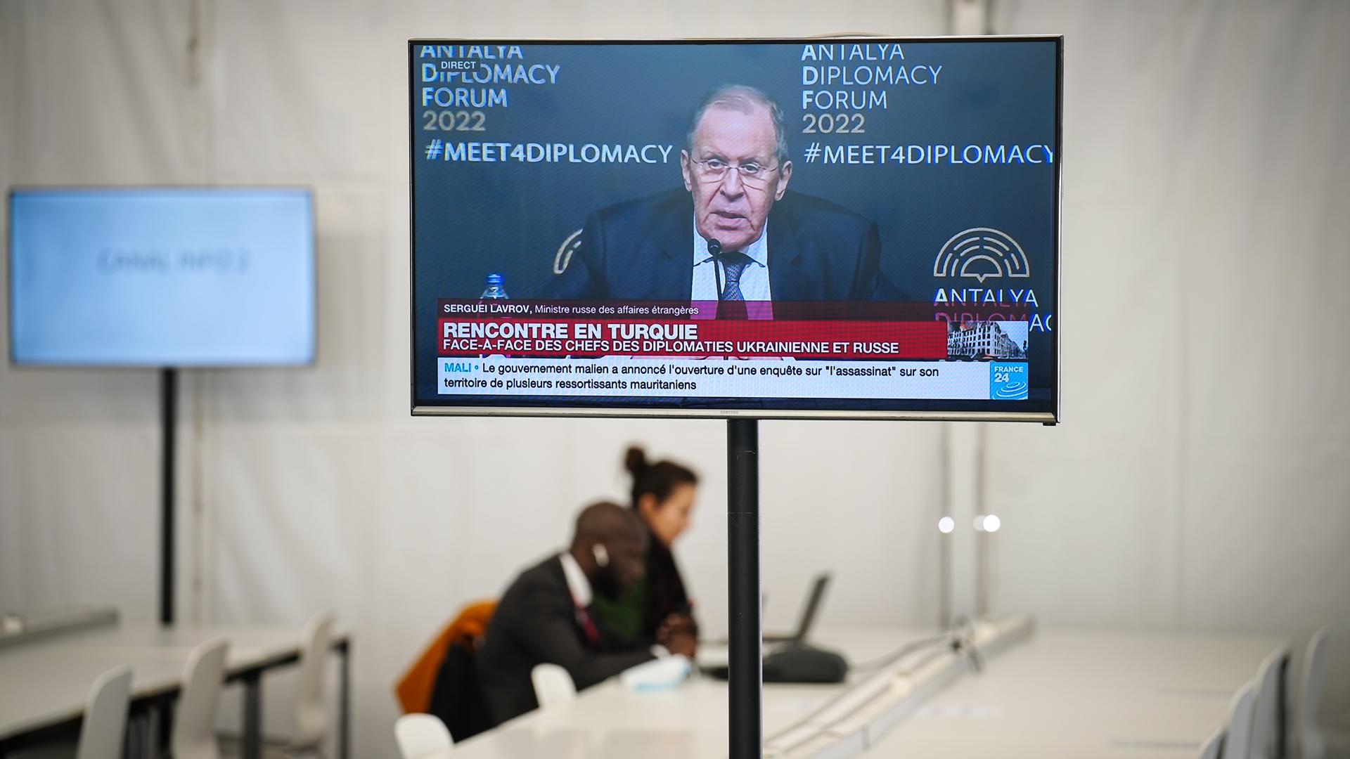 Auf einem Fernseher im Pressezentrum am Schloss in Versailles läuft die Übertragung der Pressekonferenz von Sergei Lawrow, Außenminister von Russland, nach dessen Treffen mit seinem ukrainischen Amtskollegen. Auf einem Fernseher im Pressezentrum am Schloss in Versailles läuft die Übertragung der Pressekonferenz von Sergei Lawrow, Außenminister von Russland, nach dessen Treffen mit seinem ukrainischen Amtskollegen.