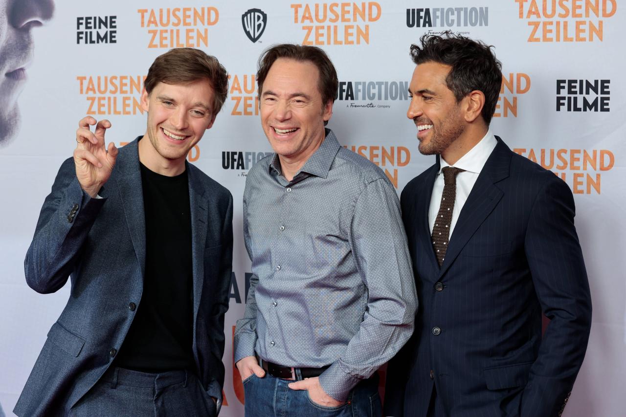 Hauptdarsteller Jonas Nay, Regisseur Michael "Bully" Herbig und Hauptdarsteller Elyas M’Barek bei der Premiere von Tausend Zeilen in Berlin. Hauptdarsteller Jonas Nay, Regisseur Michael "Bully" Herbig und Hauptdarsteller Elyas M’Barek bei der Premiere von Tausend Zeilen in Berlin.