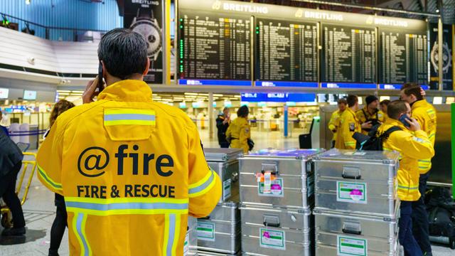 Retter der Hilfsorganisation "@fire" stehen in der Abflughalle des Frankfurter Flughafens. nNach mehreren verheerenden Erdbeben in der Türkei und Syrien gibt es viele Todesopfer.