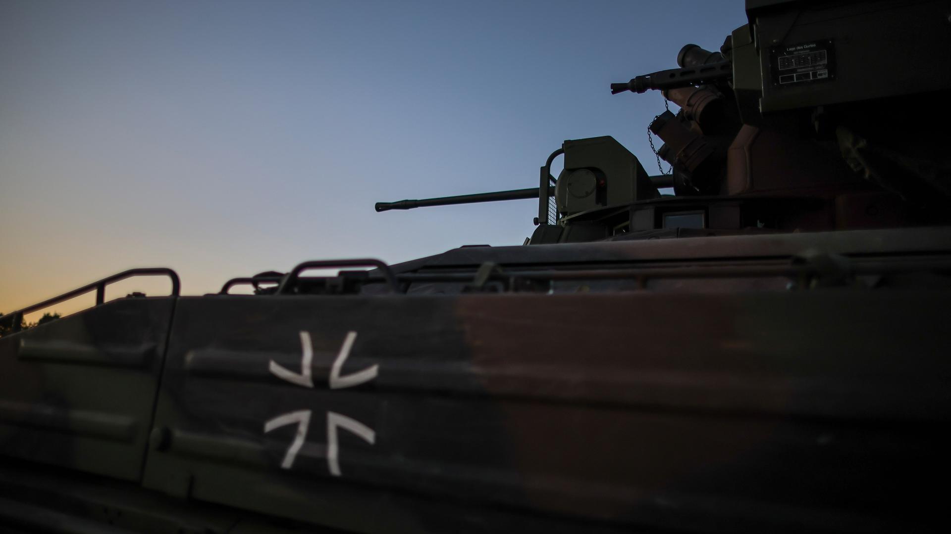 Ein Schützenpanzer Marder der Marienberger Jäger des Panzergrenadierbataillon 371A steht zu einem Gelöbnisappell auf einem Sportplatz im Erzgebirge Ein Schützenpanzer Marder der Marienberger Jäger des Panzergrenadierbataillon 371A steht zu einem Gelöbnisappell auf einem Sportplatz im Erzgebirge