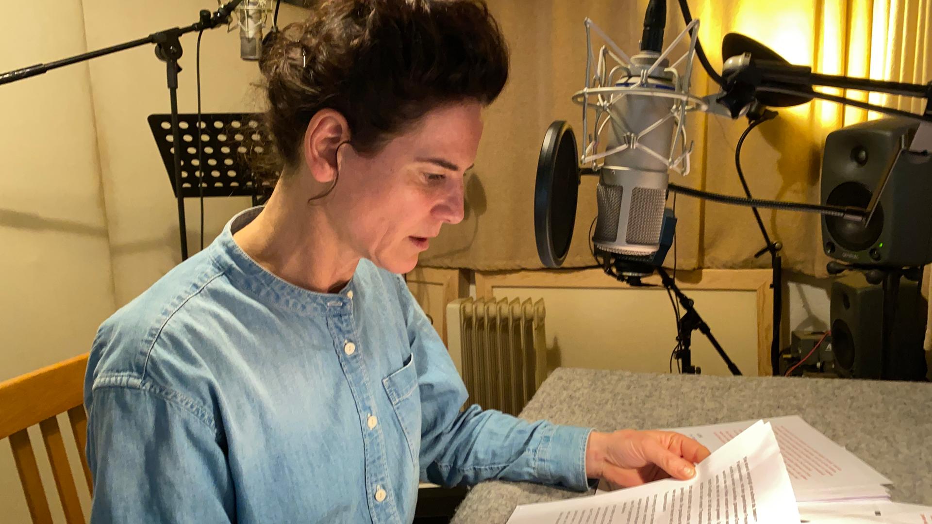 Bibiana Beglau bei den Hörspielaufnahmen im Studio Bibiana Beglau bei den Hörspielaufnahmen im Studio