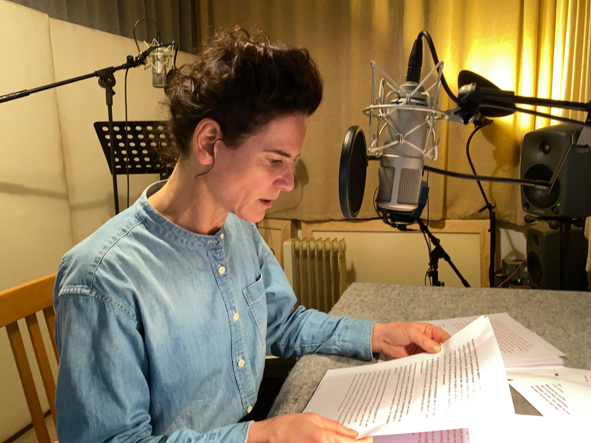 Bibiana Beglau bei den Hörspielaufnahmen im Studio