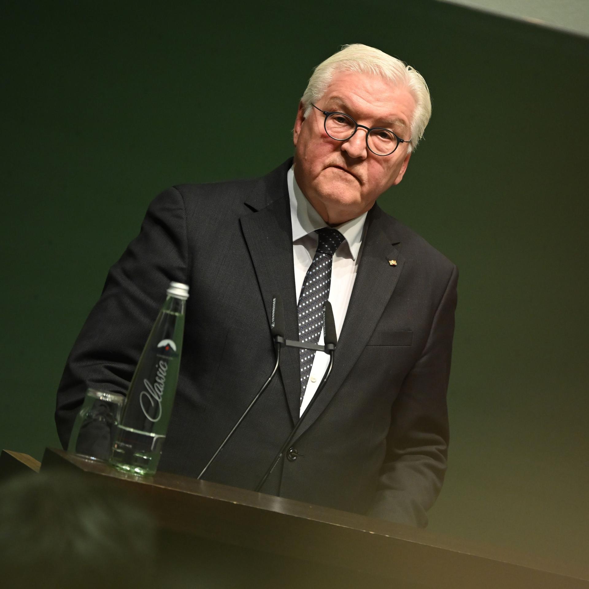 Bayern, München: Bundespräsident Frank-Walter Steinmeier spricht bei der Weiße-Rose-Gedächtnisveranstaltung. Steinmeier hat dazu aufgerufen, die deutsche Demokratie gegen neue Bedrohungen von außen und zunehmende Angriffe von innen wehrhaft zu machen.