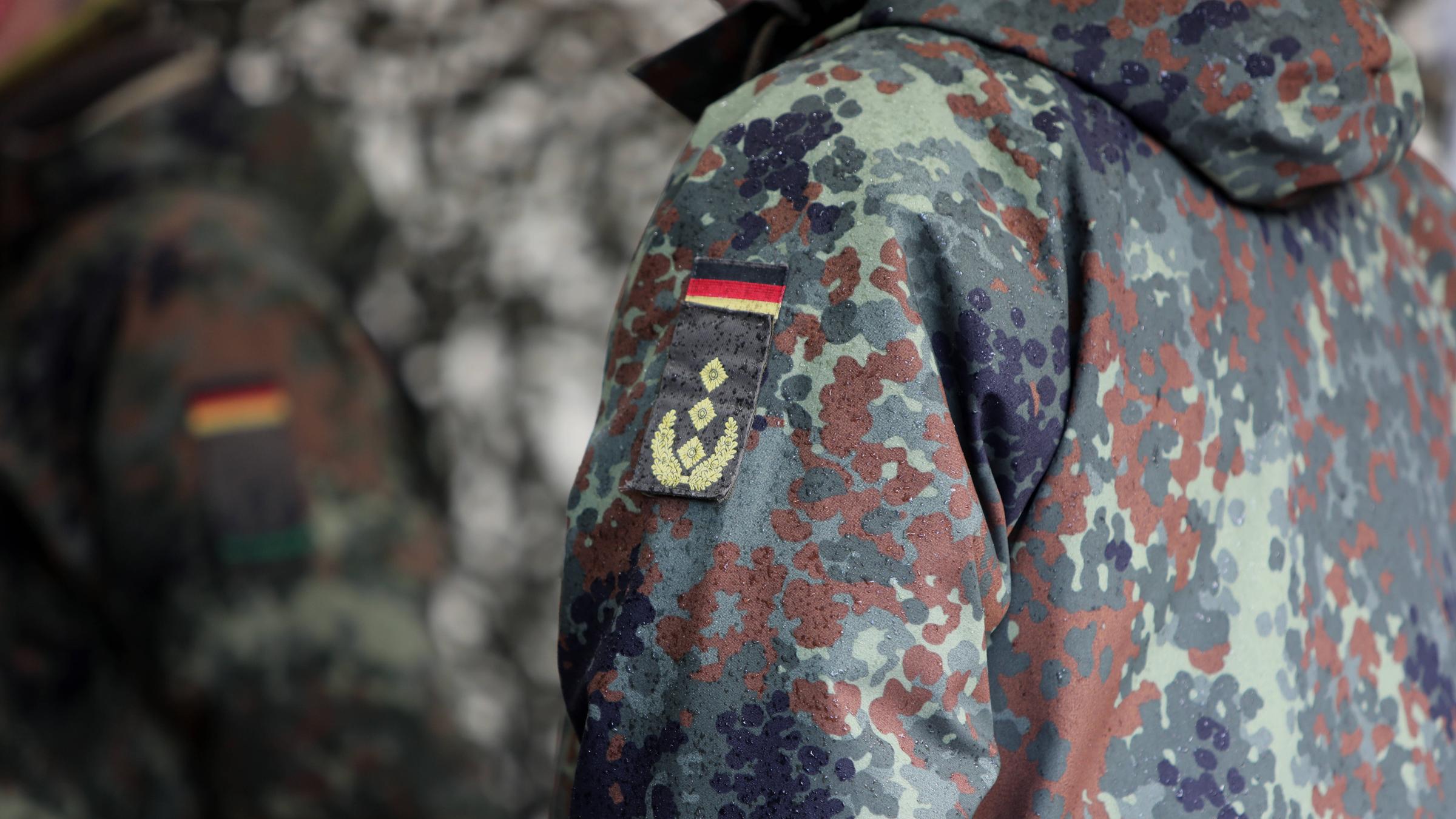Bundeswehr-Soldat in seiner Uniform von der Seite. 