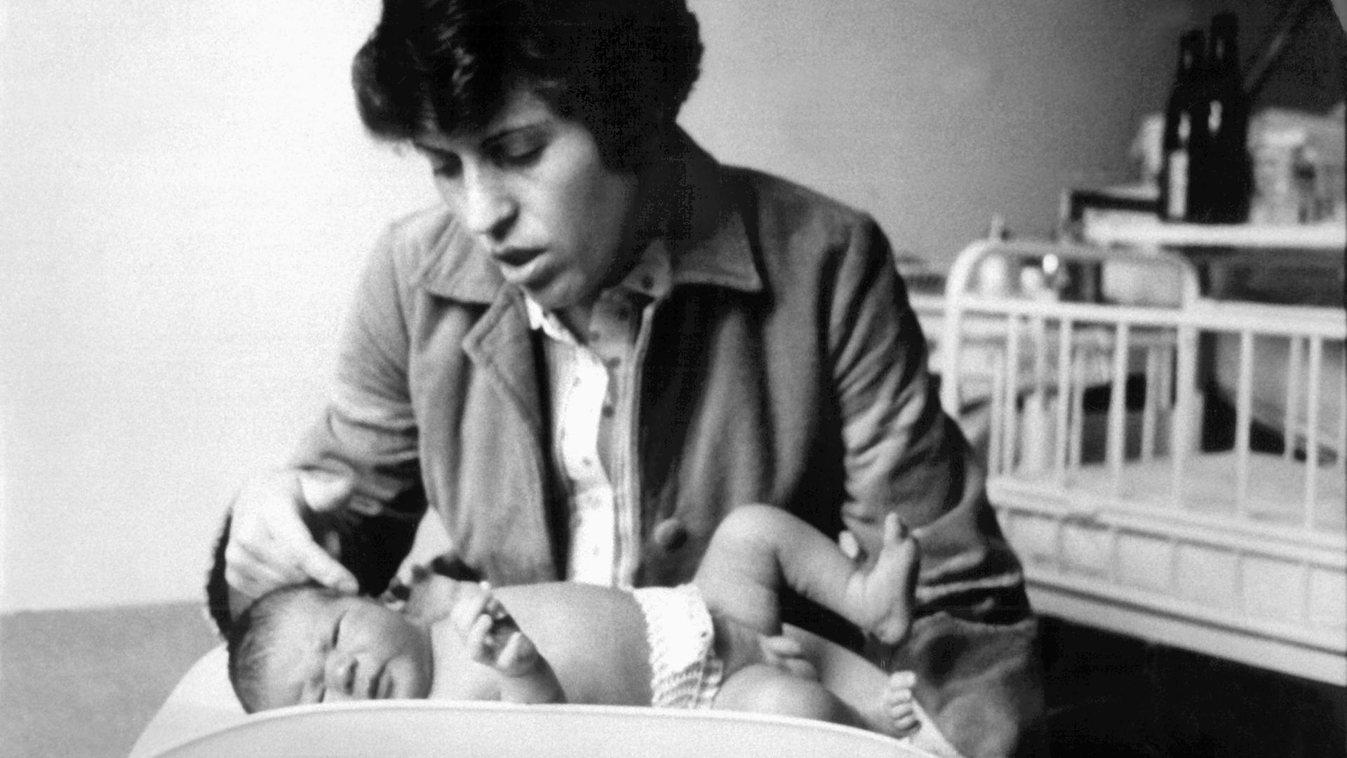 Maria W., Mutter des ersten deutschen Retortenbabies, streichelt kurz nach der Geburt ihren Sohn Oliver. Aufgenommen am 27. April 1982 in der Frauenklinik der Universität Erlangen. 