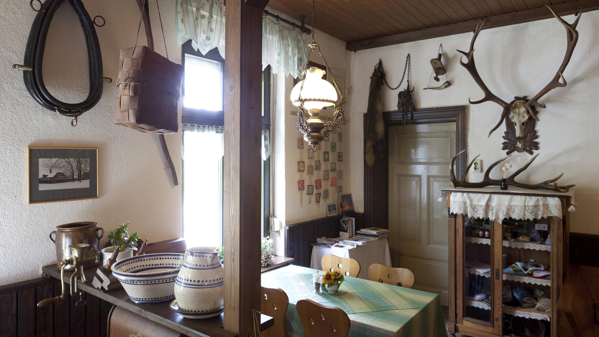 Ein Gastraum mit historischen Bauerngeräten, Werkzeugen, Geschirr, Jagdtrophäen in Ringenwalde, Amt Gerswalde Ein Gastraum mit historischen Bauerngeräten, Werkzeugen, Geschirr, Jagdtrophäen in Ringenwalde, Amt Gerswalde