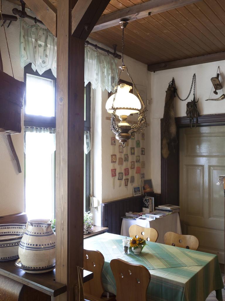 Ein Gastraum mit historischen Bauerngeräten, Werkzeugen, Geschirr, Jagdtrophäen in Ringenwalde, Amt Gerswalde