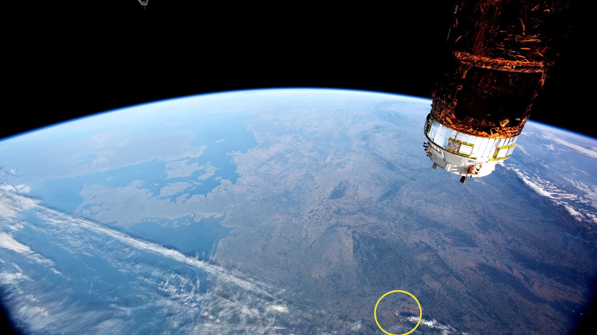 Beim Blick über Mitteleuropa ist von der ISS aus auch der Tagebau Garzweiler als heller Fleck zu erkennen.