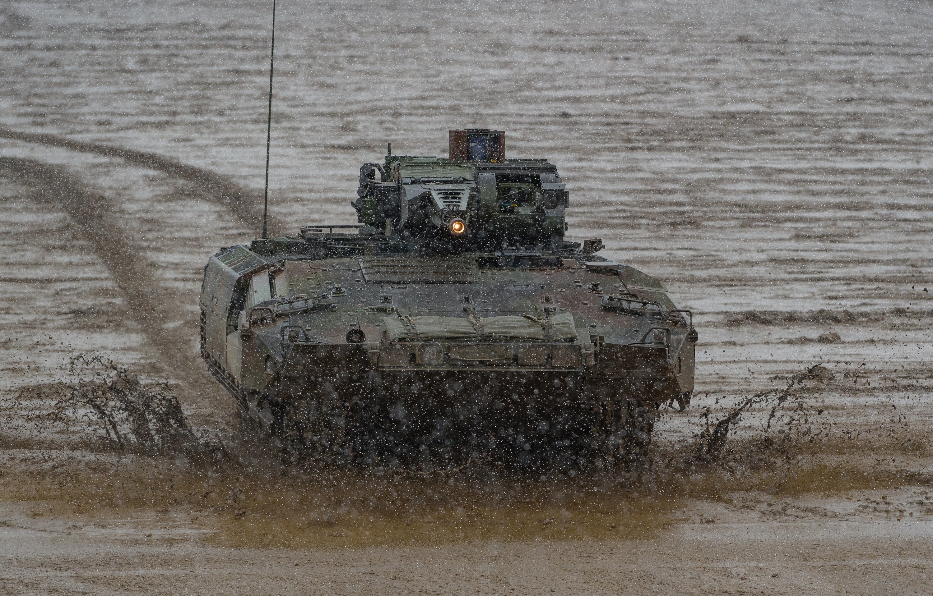Bundeswehr - Übungs-Unfall mit Puma Panzern - Pistorius informiert sich in Augustdorf über den Leopard 2