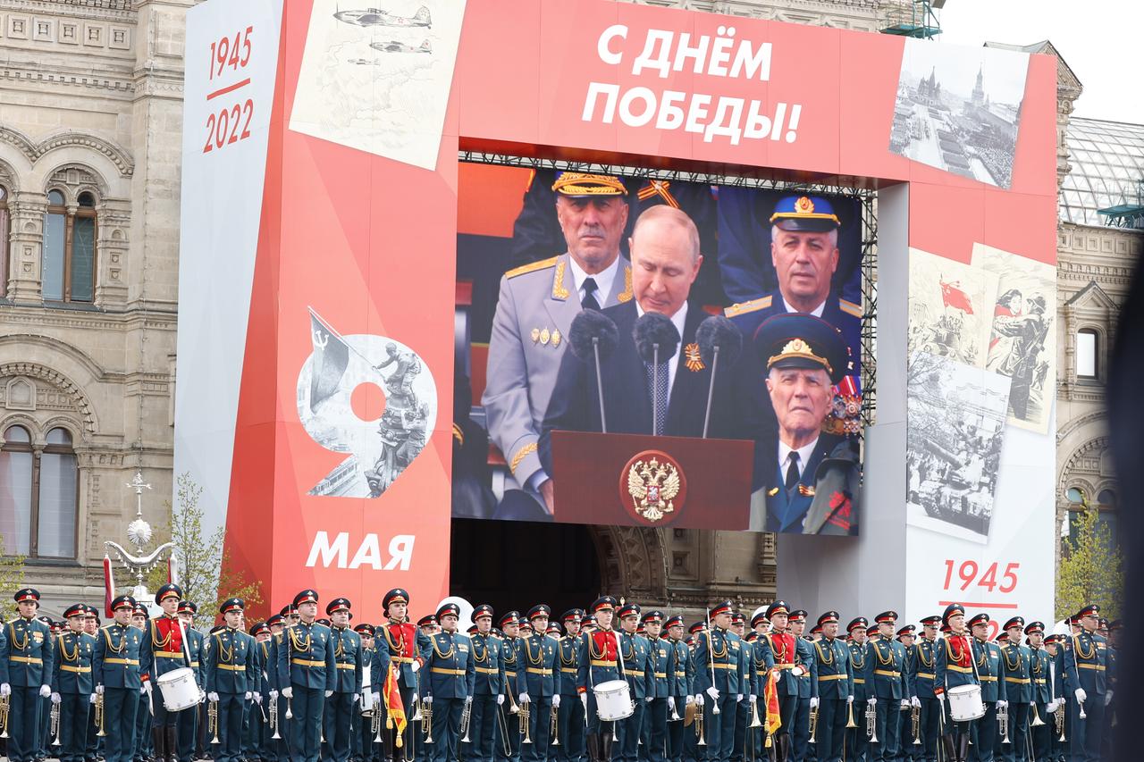Putin auf einem großen Bildschirm bei seiner Rede am 9. Mai 2022. Putin auf einem großen Bildschirm bei seiner Rede am 9. Mai 2022.
