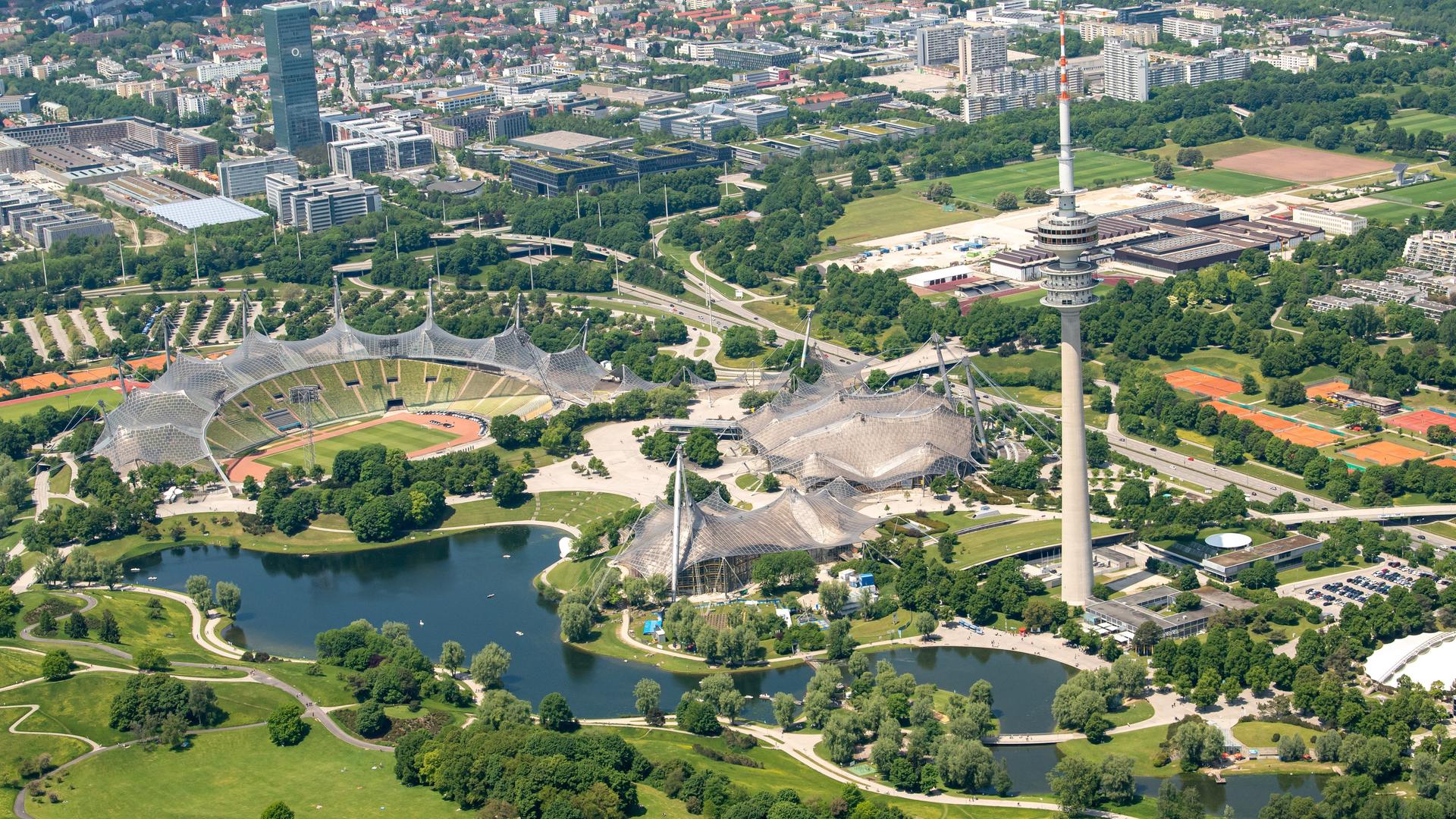 Das Olympiagelände in München, aufgenommen aus einem Sportflugzeug Das Olympiagelände in München, aufgenommen aus einem Sportflugzeug