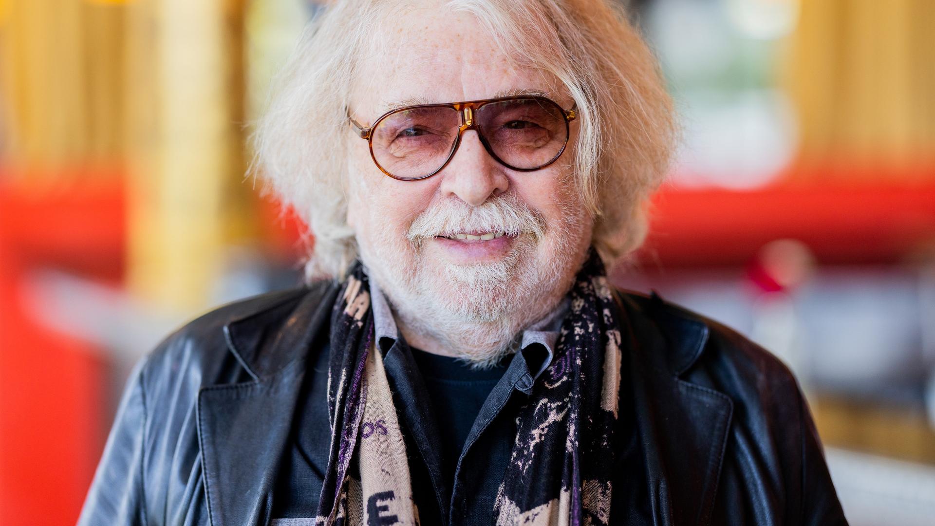 Zirkusdirektor Bernhard Paul mit weißem Schnurrbart und getönter Brille. Er trägt eine schwarze Lederjacke und zeigt ein freundliches Lächeln. Zirkusdirektor Bernhard Paul mit weißem Schnurrbart und getönter Brille. Er trägt eine schwarze Lederjacke und zeigt ein freundliches Lächeln.