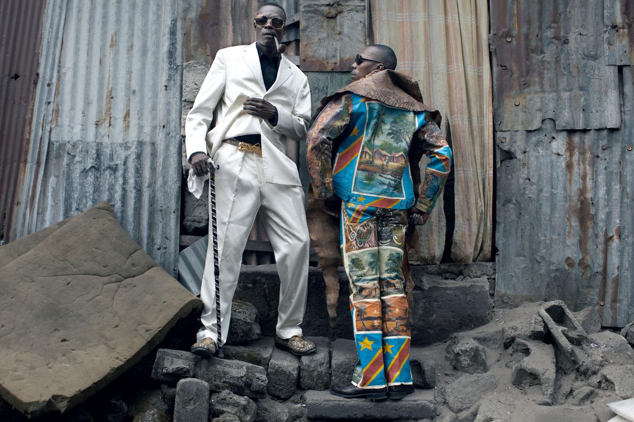 Papa Griffe (links) ein 'Sapeurs', posiert mit seinem Bruder Jika in teurer modischer Kleidung in Kinshasa, Demokratische Republik Kongo, 2012. Papa Griffe (links) ein 'Sapeurs', posiert mit seinem Bruder Jika in teurer modischer Kleidung in Kinshasa, Demokratische Republik Kongo, 2012.