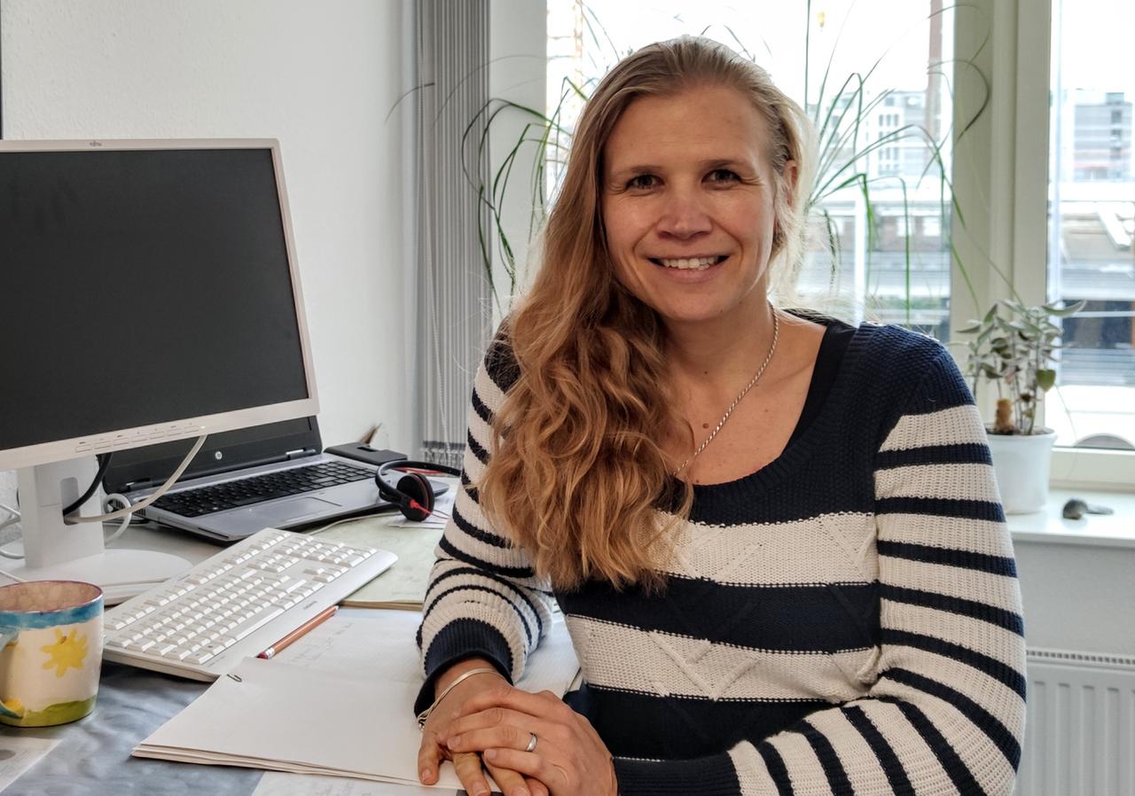 Porträt von Nicole Weiß in Ihrem Büro im Jugendamt Bremen. Porträt von Nicole Weiß in Ihrem Büro im Jugendamt Bremen.