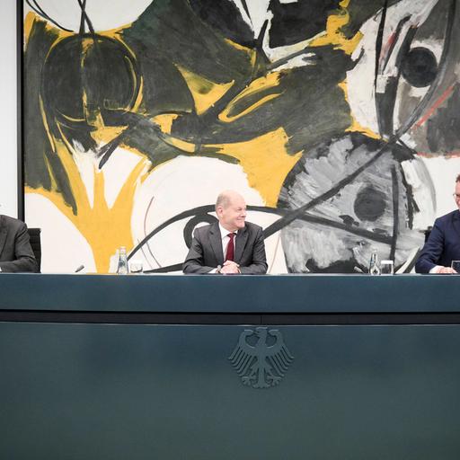 Das Foto zeigt Bundeskanzler Olaf Scholz SPD, Hendrik Wüst, Ministerpräsident des Landes Nordrhein-Westfalen, CDU und Stephan Weil Ministerpräsident von Niedersachsen, SPD.