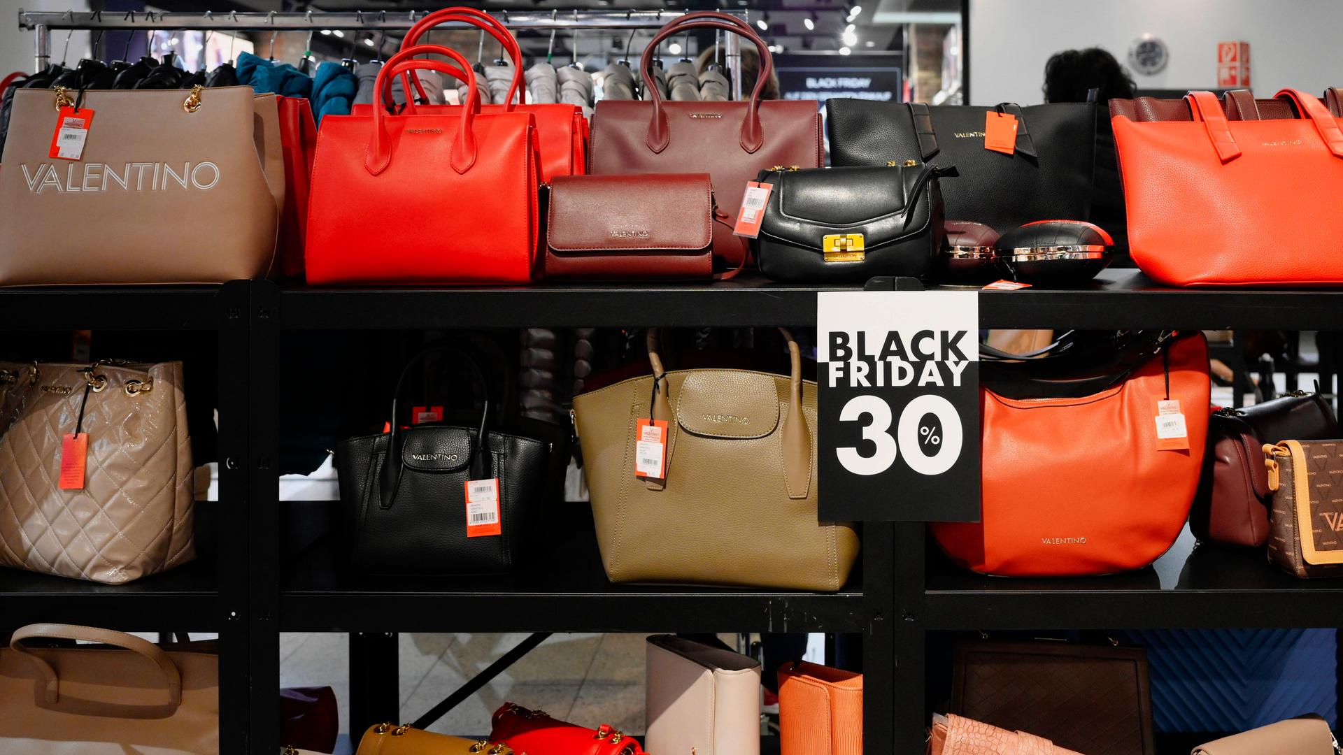 Handtaschen in einem Geschäft. Handtaschen in einem Geschäft.