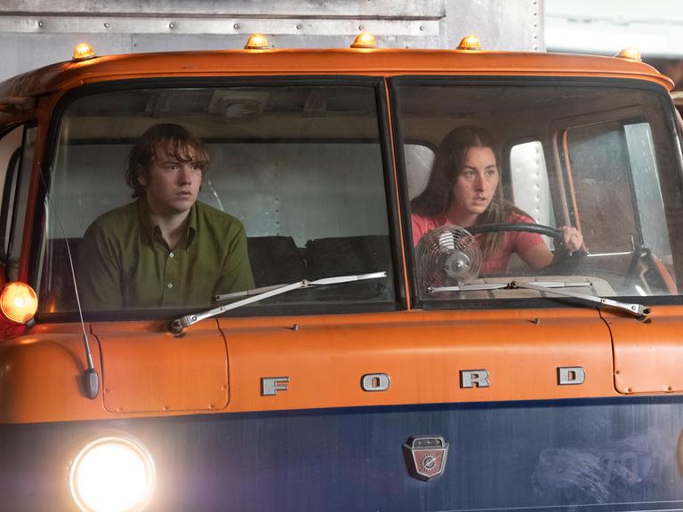 Cooper Hoffman und Alana Haim als ungleiches Paar Gary und Alana am Steuer eines Transporters.
