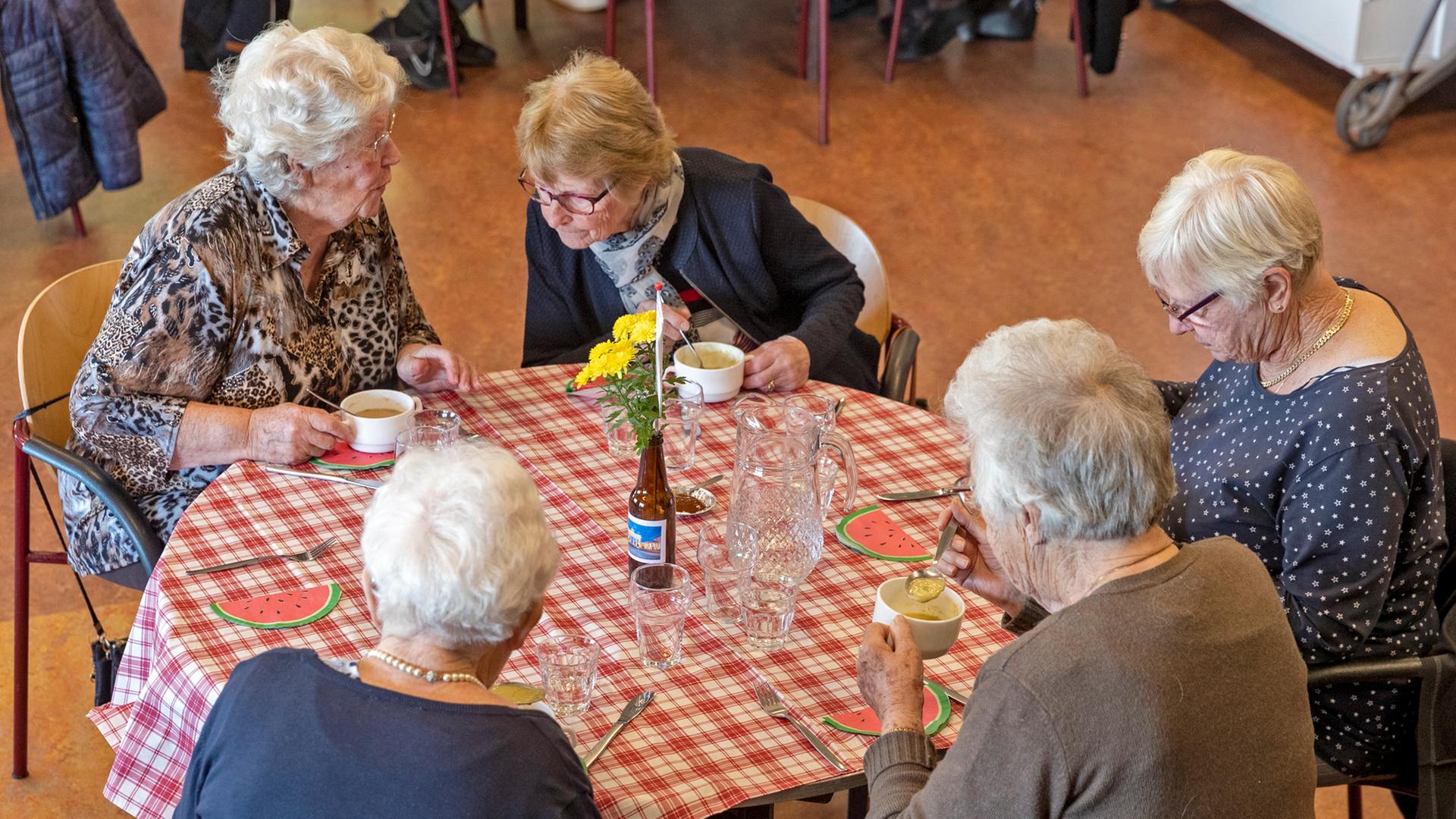 Bewohnerinnen in einem Pflegeheim an einem runden Tisch beim Kaffeetrinken (Symbolbild) Bewohnerinnen in einem Pflegeheim an einem runden Tisch beim Kaffeetrinken (Symbolbild)