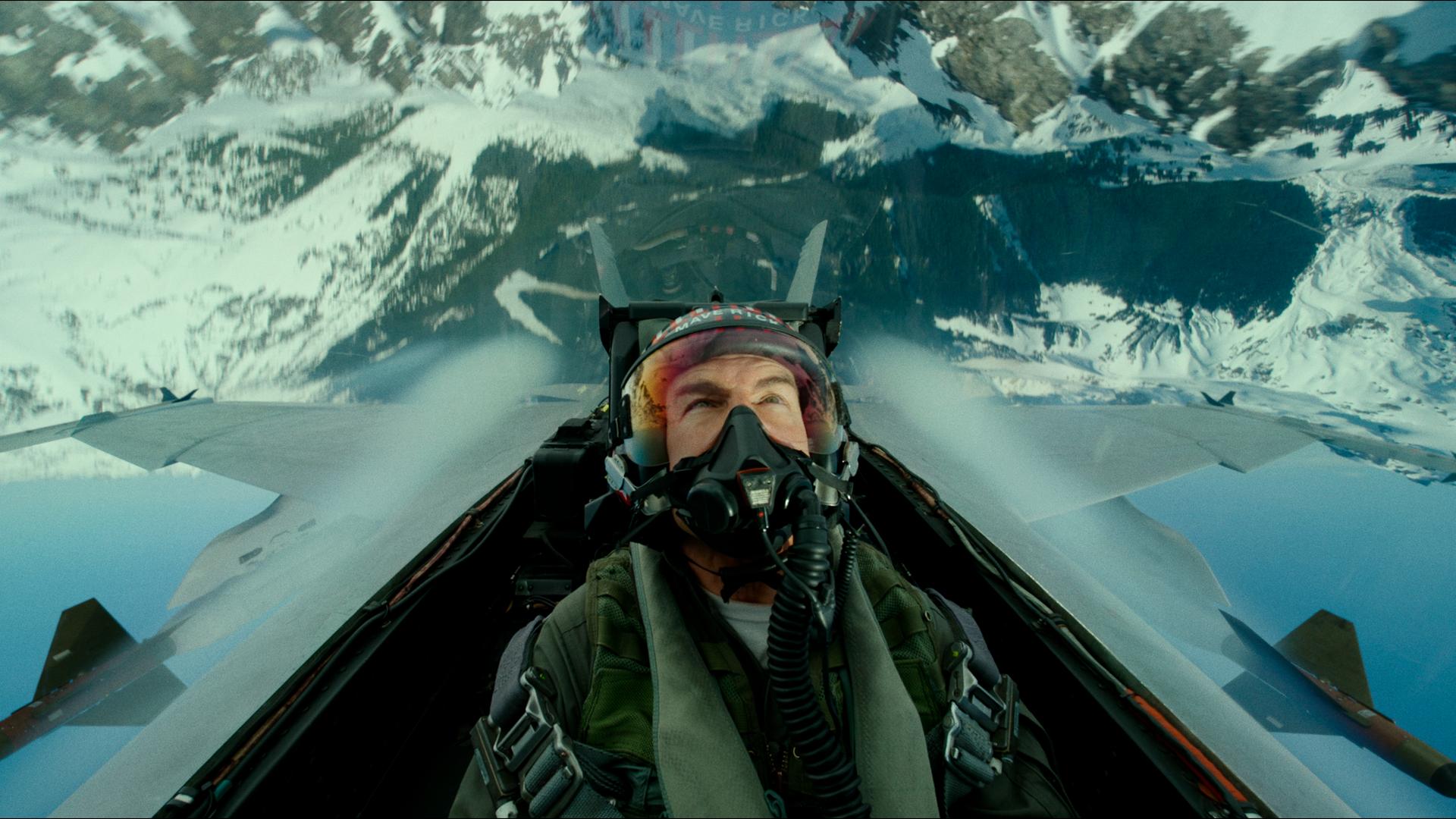 Ein Mann fliegt in einem Kampfjet kopfüber. Ein Mann fliegt in einem Kampfjet kopfüber.