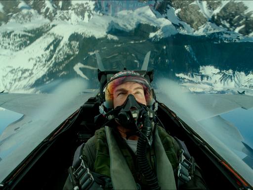 Ein Mann fliegt in einem Kampfjet kopfüber.