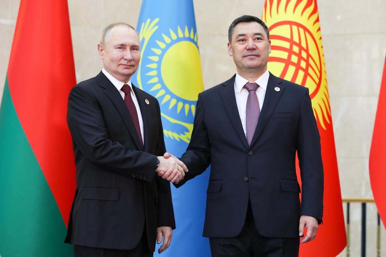 Russlands Präsident Wladimir Putin und sein kirgisischer Amtskollege Sadyr Dschaparow beim Gipfeltreffen des Höchsten Eurasischen Wirtschaftsrates im Dezember 2022 Russlands Präsident Wladimir Putin und sein kirgisischer Amtskollege Sadyr Dschaparow beim Gipfeltreffen des Höchsten Eurasischen Wirtschaftsrates im Dezember 2022