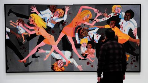Auf dem Boden liegende, verwundete weiße und schwarze Männer, fliehende Frauen mit Blut verschmierten Gesichtern, ein Revolver irgendwo.
