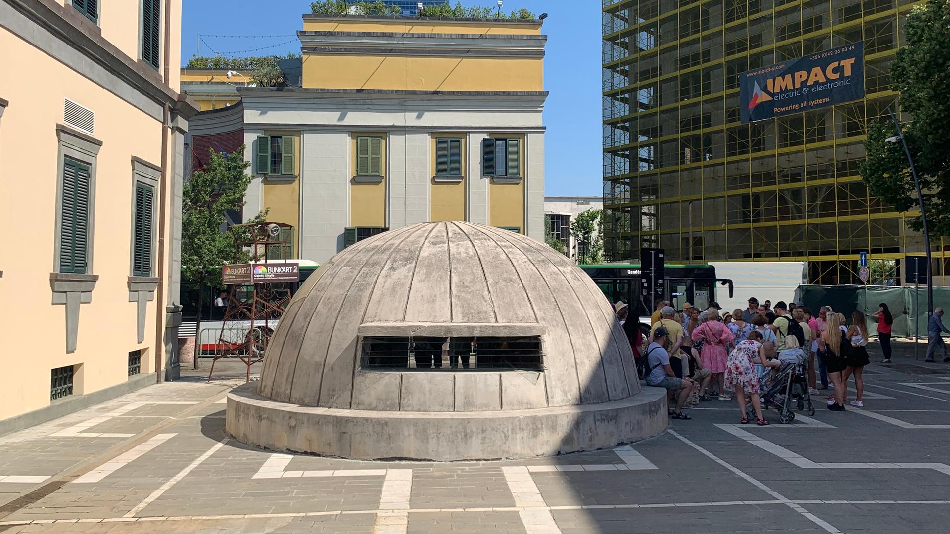Bunker in der Innenstadt von Tirana Bunker in der Innenstadt von Tirana