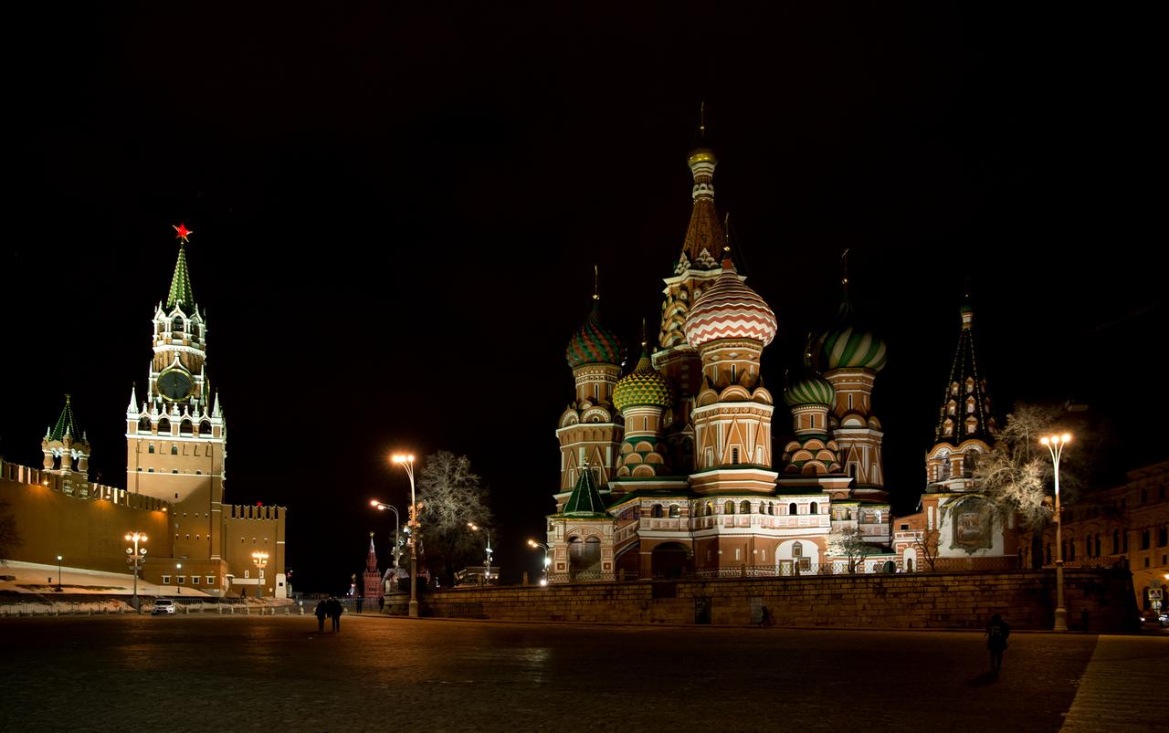 Blick auf den Roten Platz in Moskau mit dem Kreml links und der St.-Basilius-Kirche rechts.