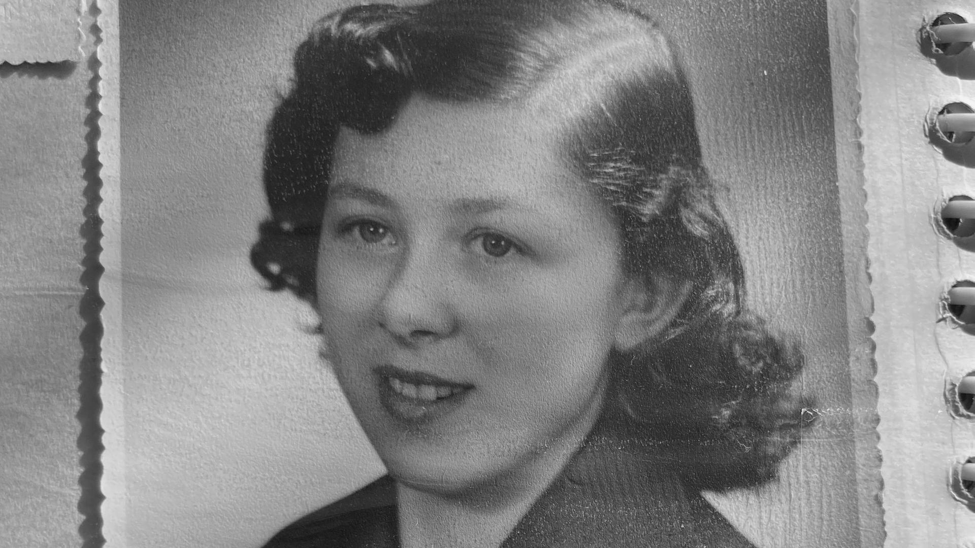 Ein Schwarz-Weiß-Foto aus dem Familienalbum zeigt Dolly Hüther. Ein Schwarz-Weiß-Foto aus dem Familienalbum zeigt Dolly Hüther.