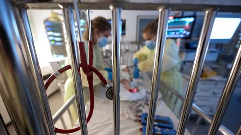 Intensivpflegerinnen versorgen auf der Kinder-Intensivstation des Olgahospitals des Klinkums Stuttgart einen am Respiratorischen Synzytial-Virus (RS-Virus oder RSV) erkrankten Patienten, der beatmet wird.