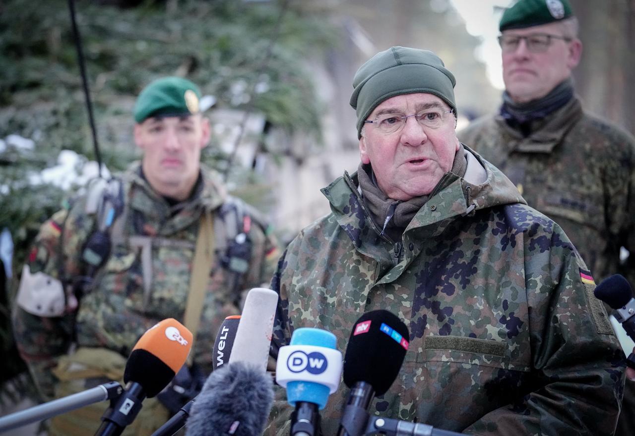 Litauen, Pabrade: Boris Pistorius (SPD), Bundesminister der Verteidigung, gibt auf dem Truppenübungsplatz Paprade während der Übung "Griffin Lightning" unter Beteiligung von Bundeswehrsoldaten des deutschen Jägerbataillons 413 Enhanced Vigilance Activities-Brigade ein Pressestatement. Litauen, Pabrade: Boris Pistorius (SPD), Bundesminister der Verteidigung, gibt auf dem Truppenübungsplatz Paprade während der Übung "Griffin Lightning" unter Beteiligung von Bundeswehrsoldaten des deutschen Jägerbataillons 413 Enhanced Vigilance Activities-Brigade ein Pressestatement.