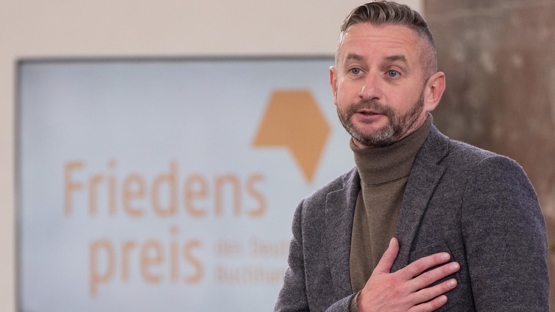 Auf dem Bild sieht man den Schriftsteller Serhij Zhadan aus dem Land Ukraine. Er hat den Friedens-Preis vom Deutschen Buch-Handel bekommen. Auf dem Bild sieht man den Schriftsteller Serhij Zhadan aus dem Land Ukraine. Er hat den Friedens-Preis vom Deutschen Buch-Handel bekommen.